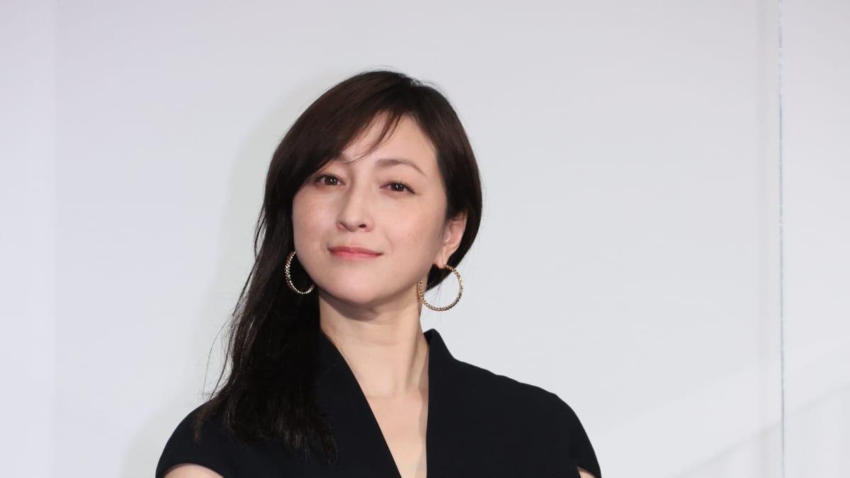 広末涼子 大胆なお腹開きドレス で見せた美しい横顔 Fridayデジタル